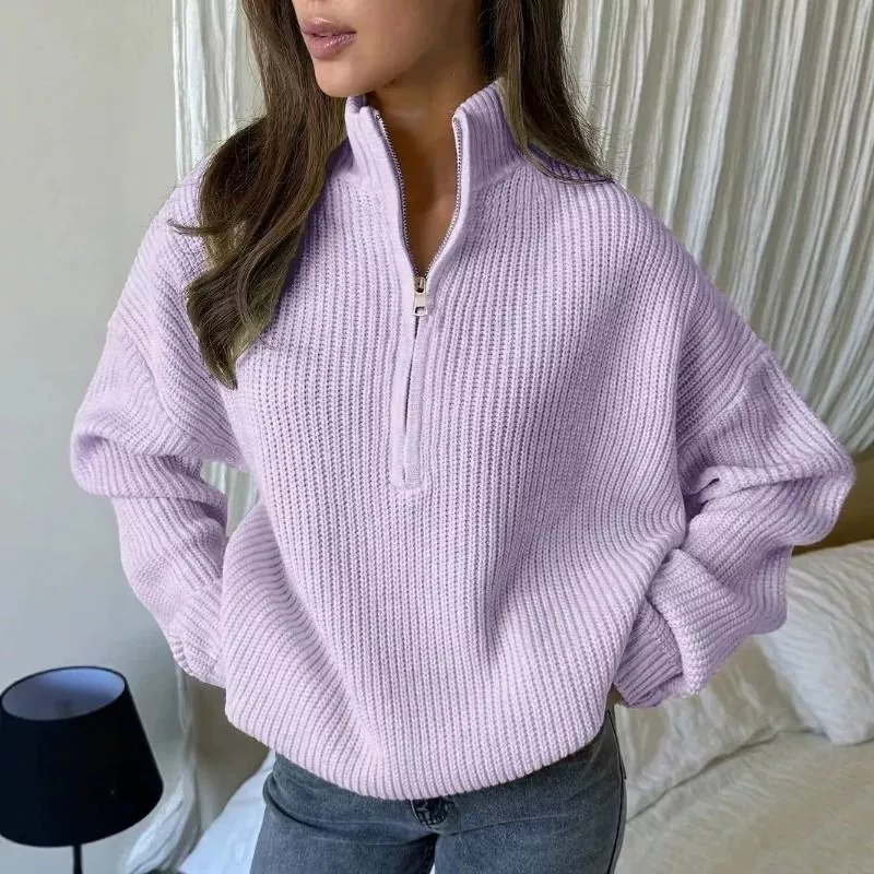 Maglione donna viola chiaro a costine con zip mezza cerniera e collo alto indossato