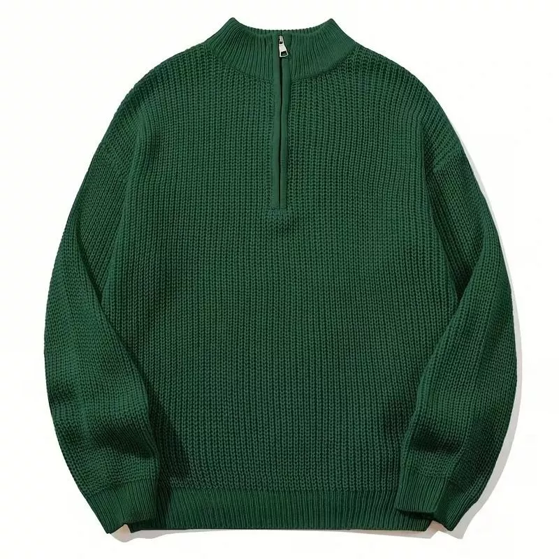 Maglione verde a costine con zip mezza cerniera e collo alto appoggiato