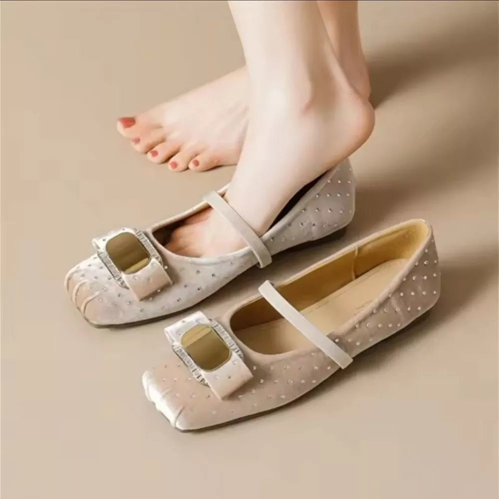 Mocassini beige indossati da donna, vista laterale e piedi scalzi