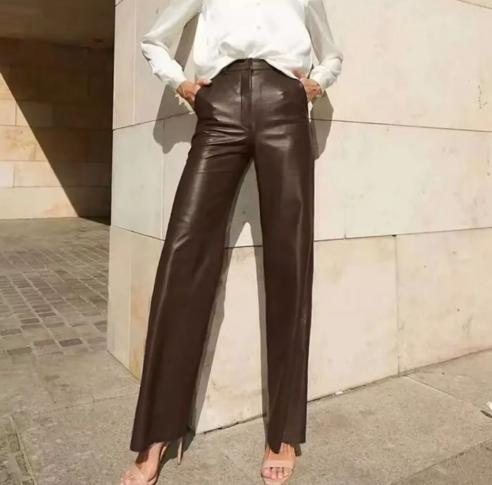 Dettaglio pantaloni donna marrone scuro effetto pelle sintetica con taglio largo