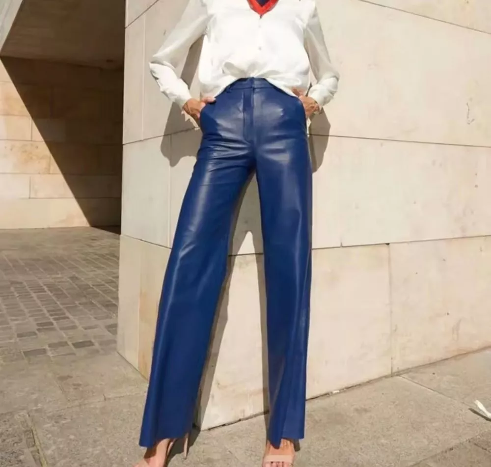 Modella indossa pantaloni donna blu navy effetto pelle sintetica ampi
