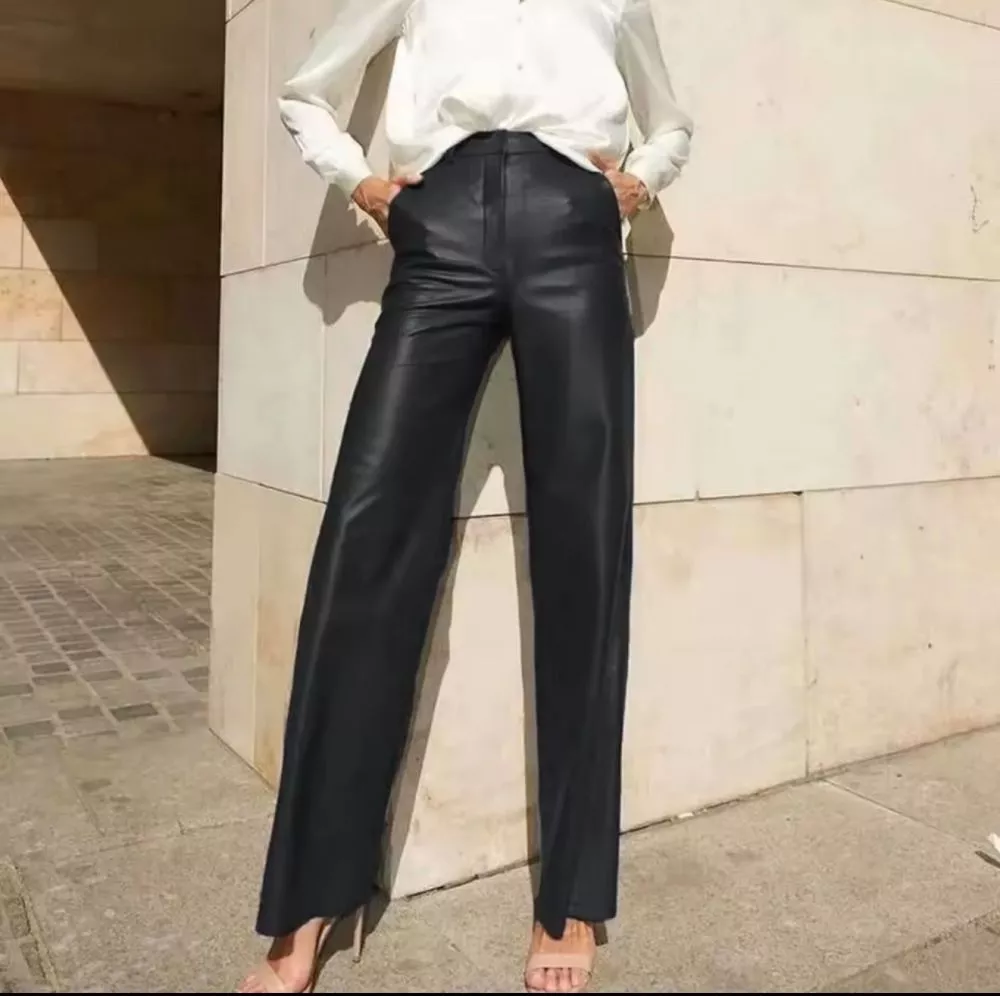 Pantaloni donna nero effetto pelle sintetica con taglio largo indossati