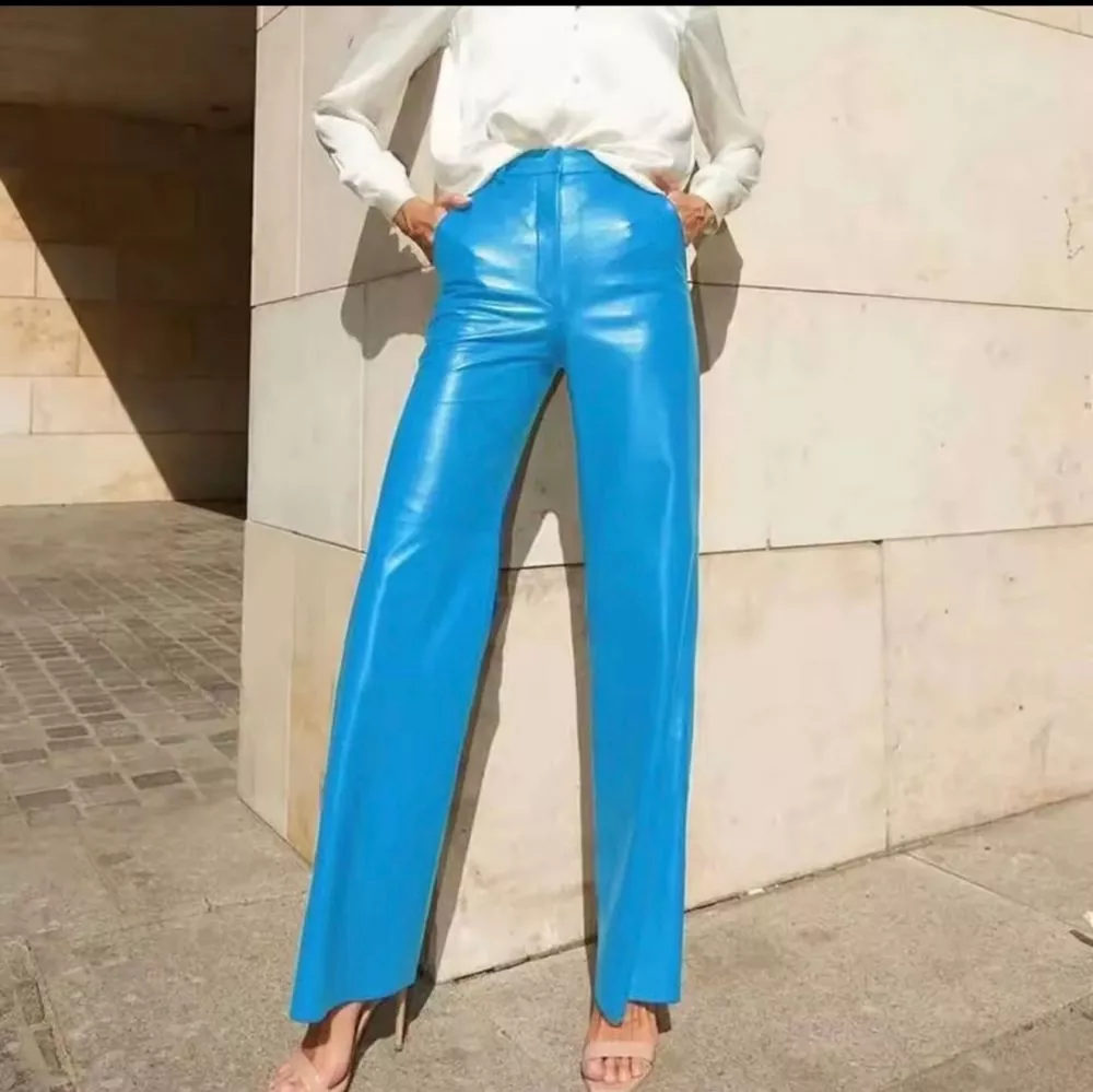Dettaglio zip invisibile pantaloni donna nero effetto pelle sintetica