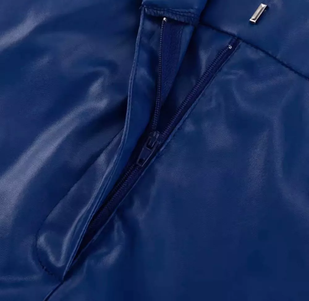 Pantaloni donna azzurro effetto pelle sintetica taglio largo indossati