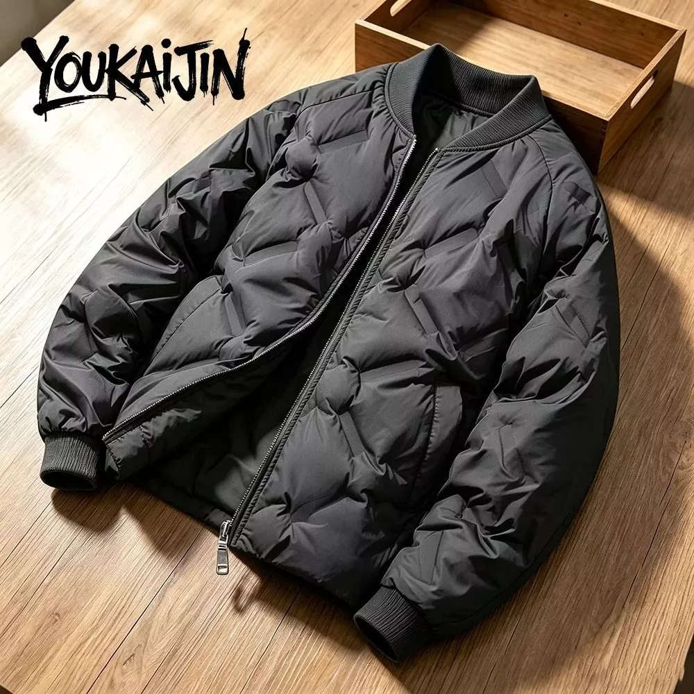 Parka nero uomo imbottito steso su tavolo con chiusura a cerniera zip