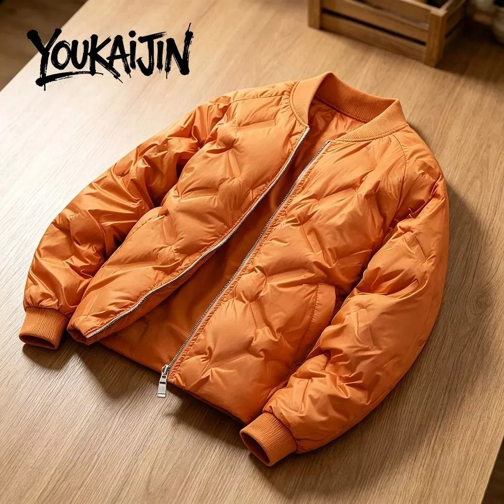 Parka imbottito uomo arancione steso su tavolo di legno con zip frontale