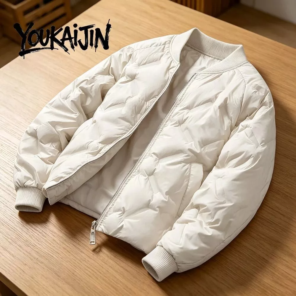 Parka imbottito uomo colore bianco posato su tavolo di legno