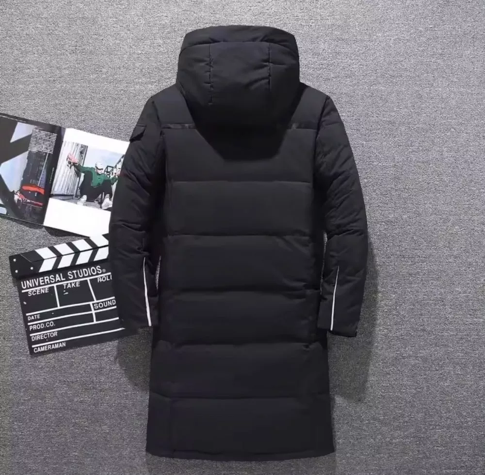 Parka uomo nero imbottito con cappuccio aperto visto frontalmente con sfondo grigio