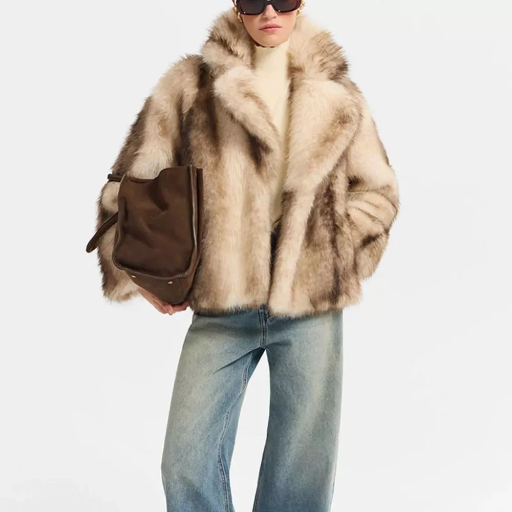 Modella con pelliccia sintetica beige marrone e jeans vista frontale