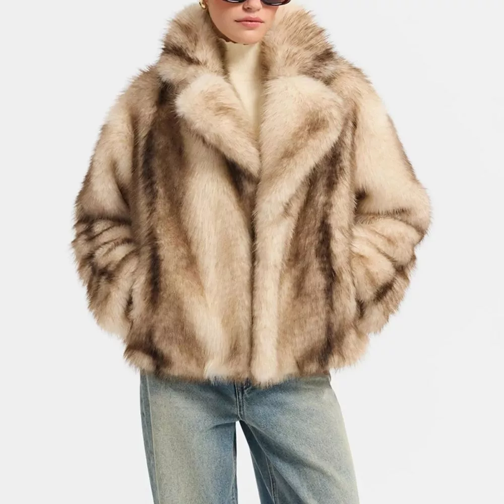 Dettaglio collo pelliccia sintetica beige e marrone con modella