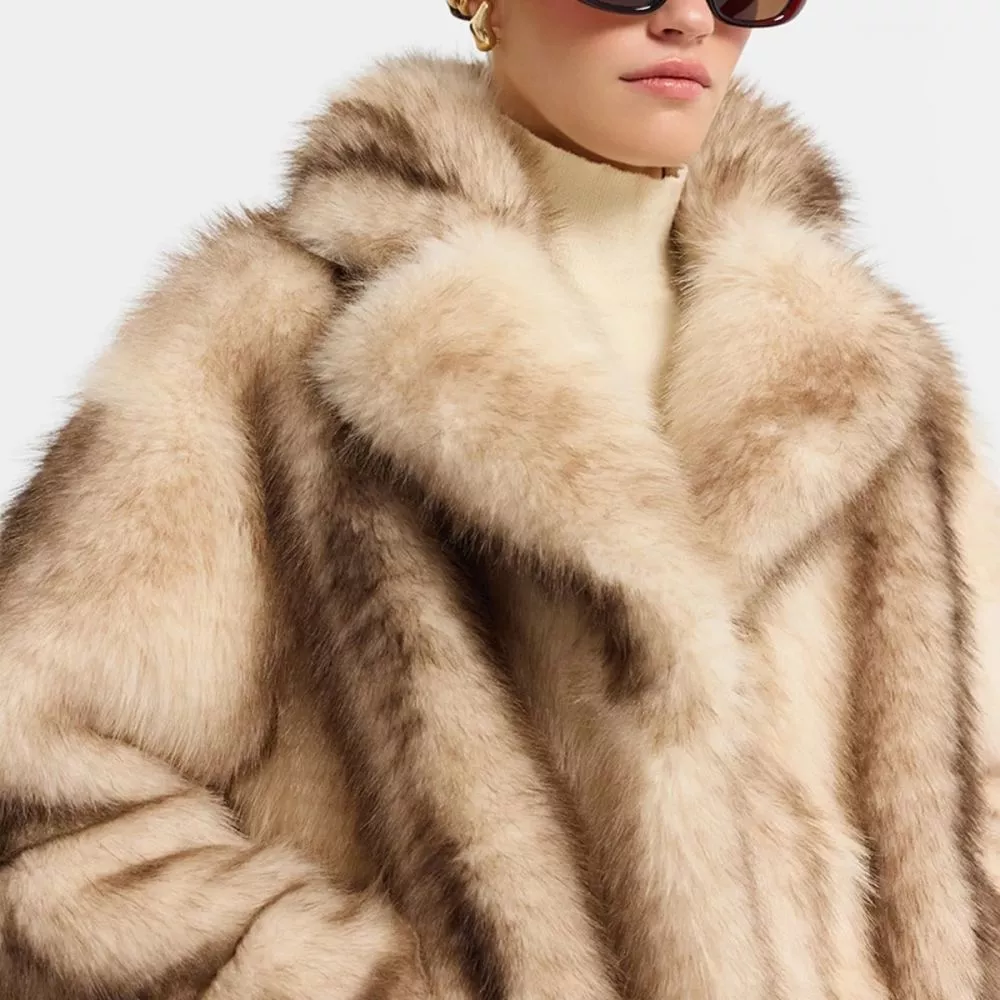 Modella indossa pelliccia eco sintetica bicolore beige e marrone con occhiali