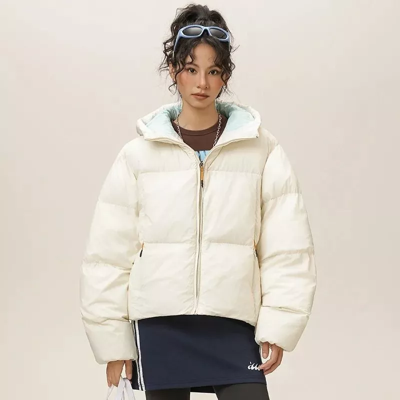 Piumino panna donna con cappuccio e zip, vista frontale indossato