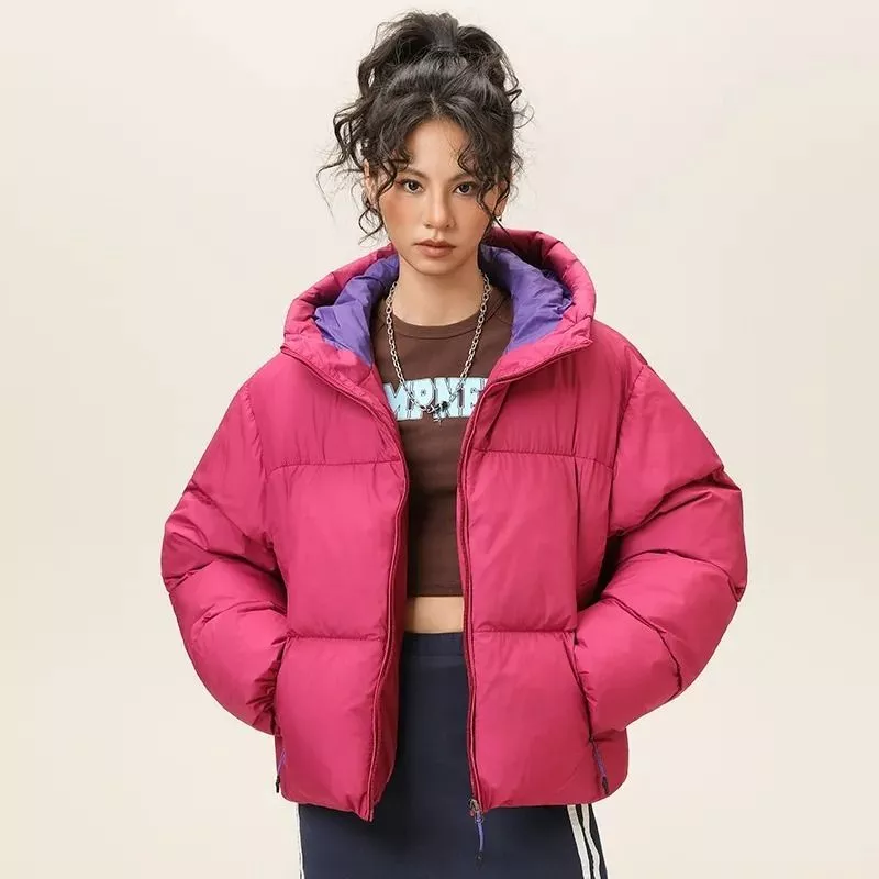 Piumino fucsia donna con cappuccio e zip frontale indossato