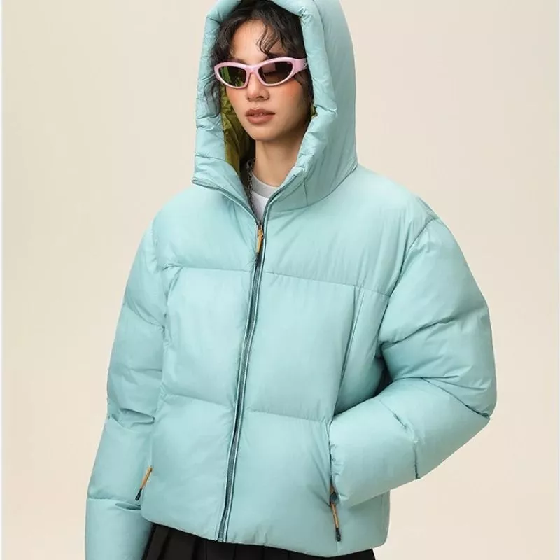 Piumino azzurro chiaro donna con cappuccio e zip, indossato con cappuccio alzato