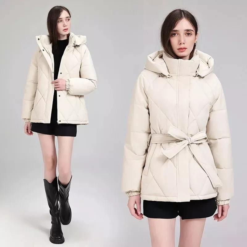 Modella indossa piumino beige con cappuccio e cintura annodata, vista frontale e laterale
