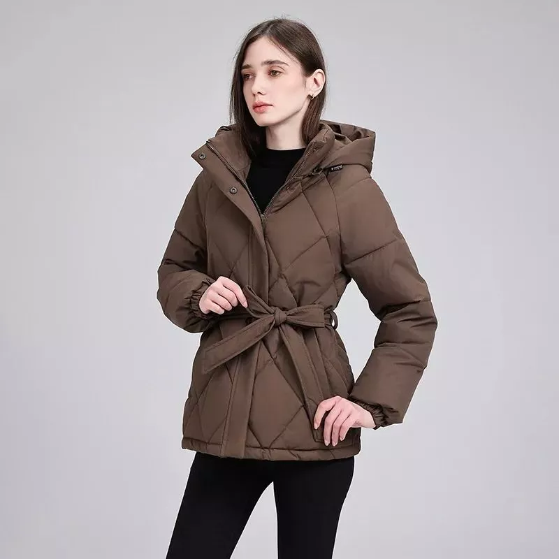 Modella con piumino marrone cappuccio e cintura, posa frontale