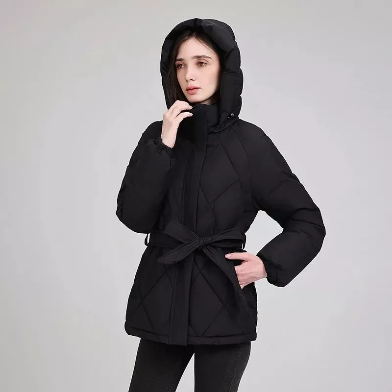 Modella con piumino nero cappuccio e cintura, vista laterale