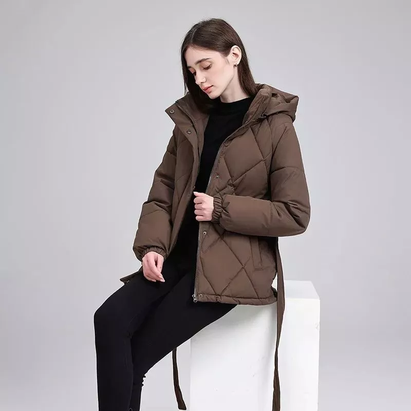 Modella con piumino marrone vista frontale seduta