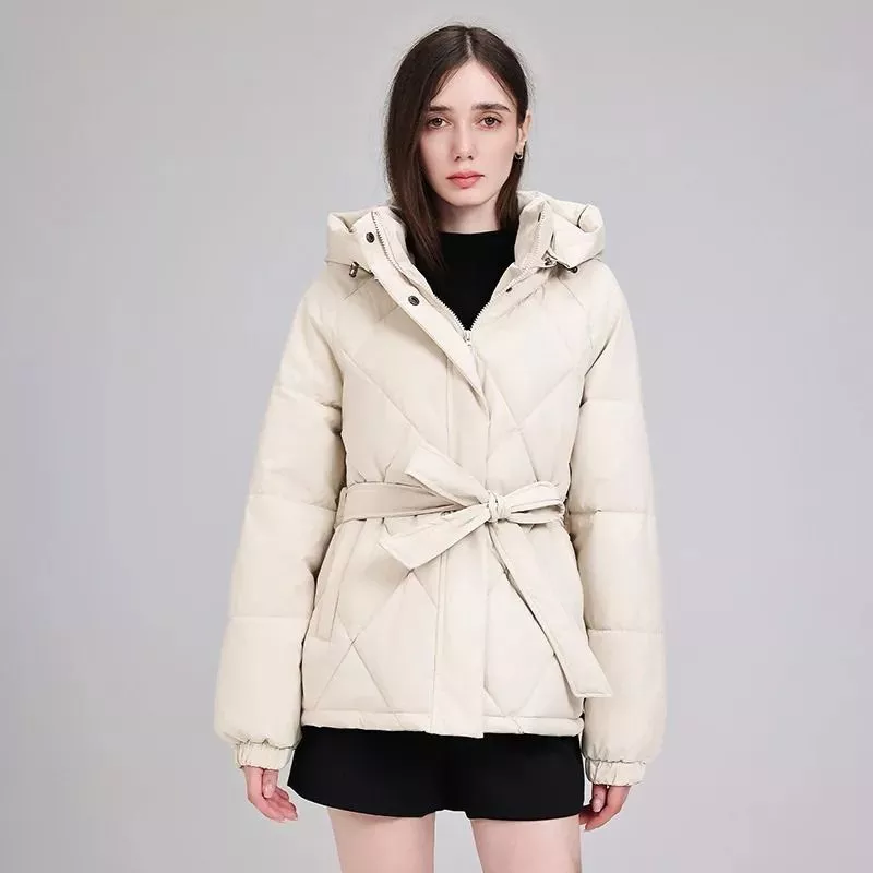 Piumino beige con cappuccio e cintura annodata, vista frontale