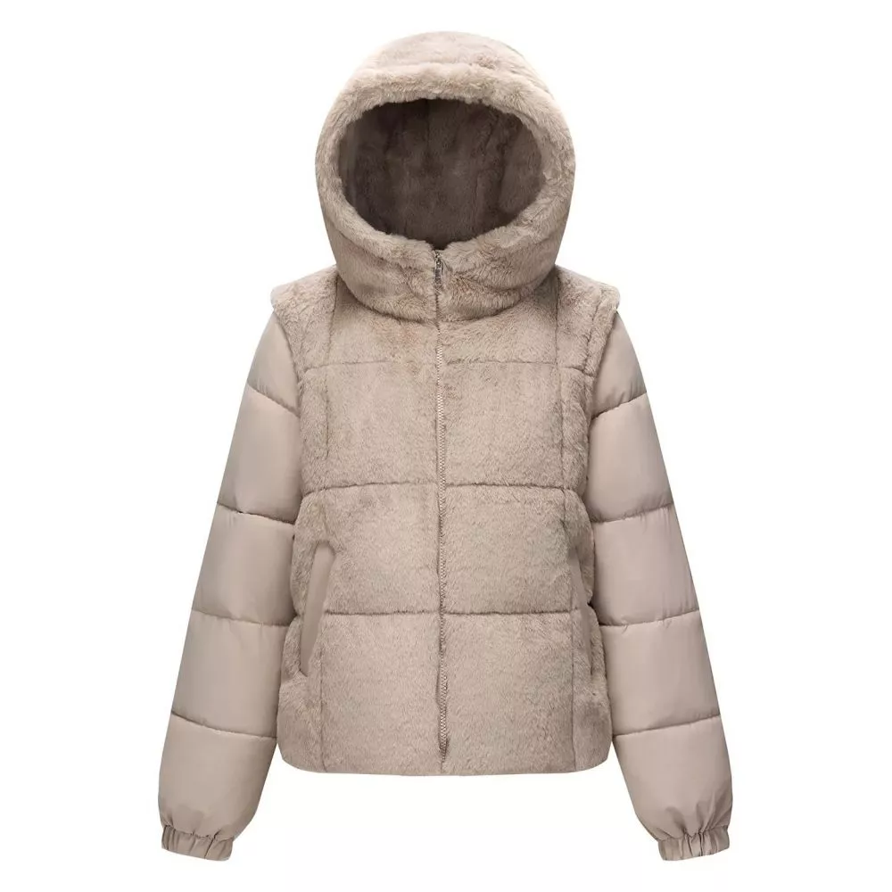Piumino donna beige con cappuccio e inserti in pelliccia sintetica, vista frontale con modello indossa