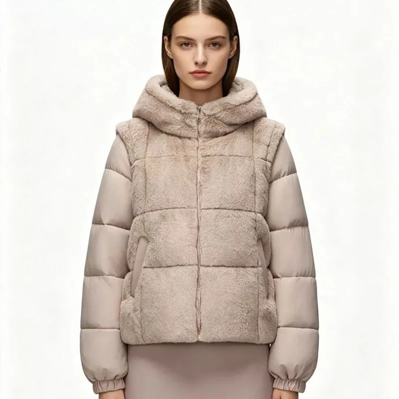 Piumino donna beige con cappuccio e inserti in pelliccia sintetica, vista frontale