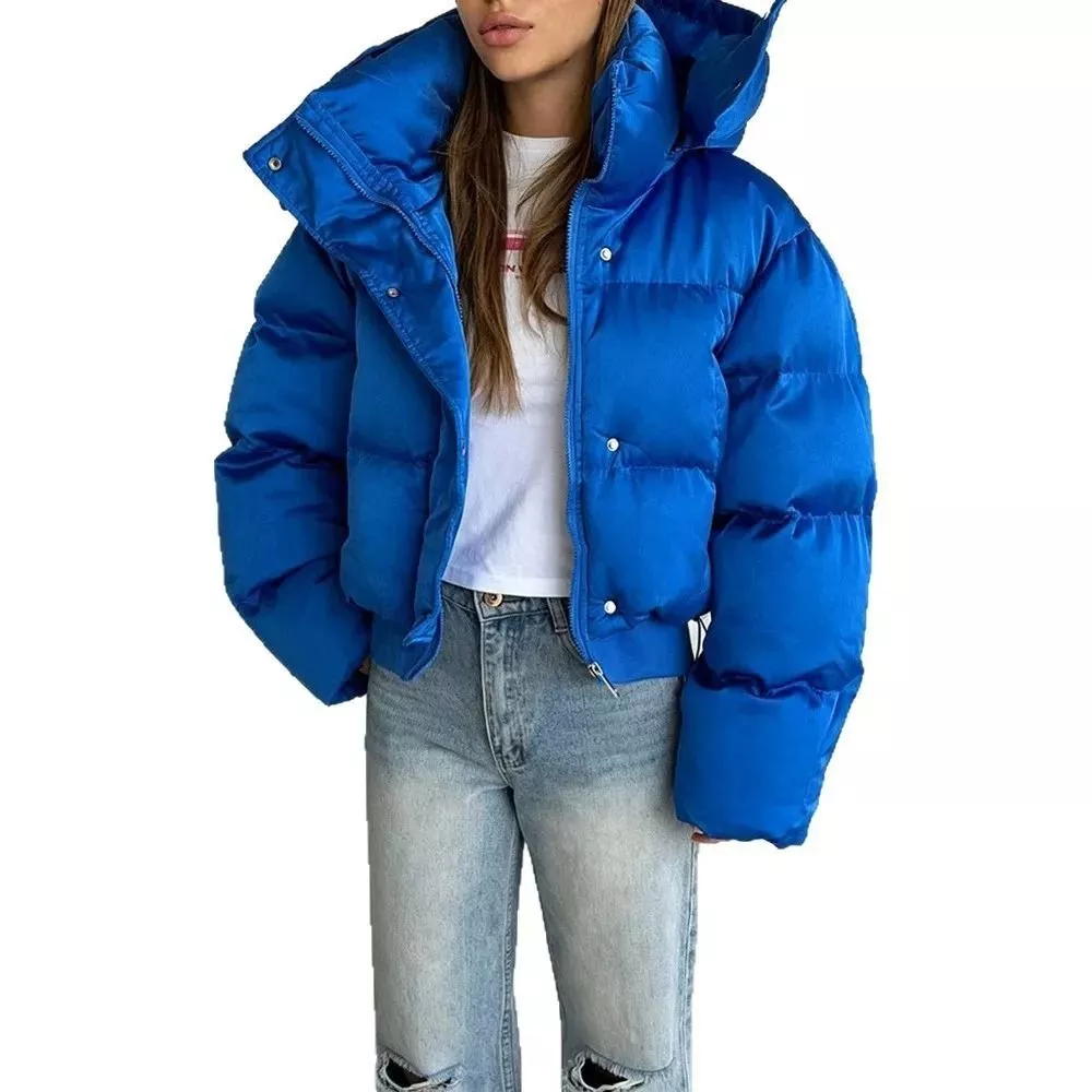 Piumino corto blu elettrico con collo alto e zip su modello