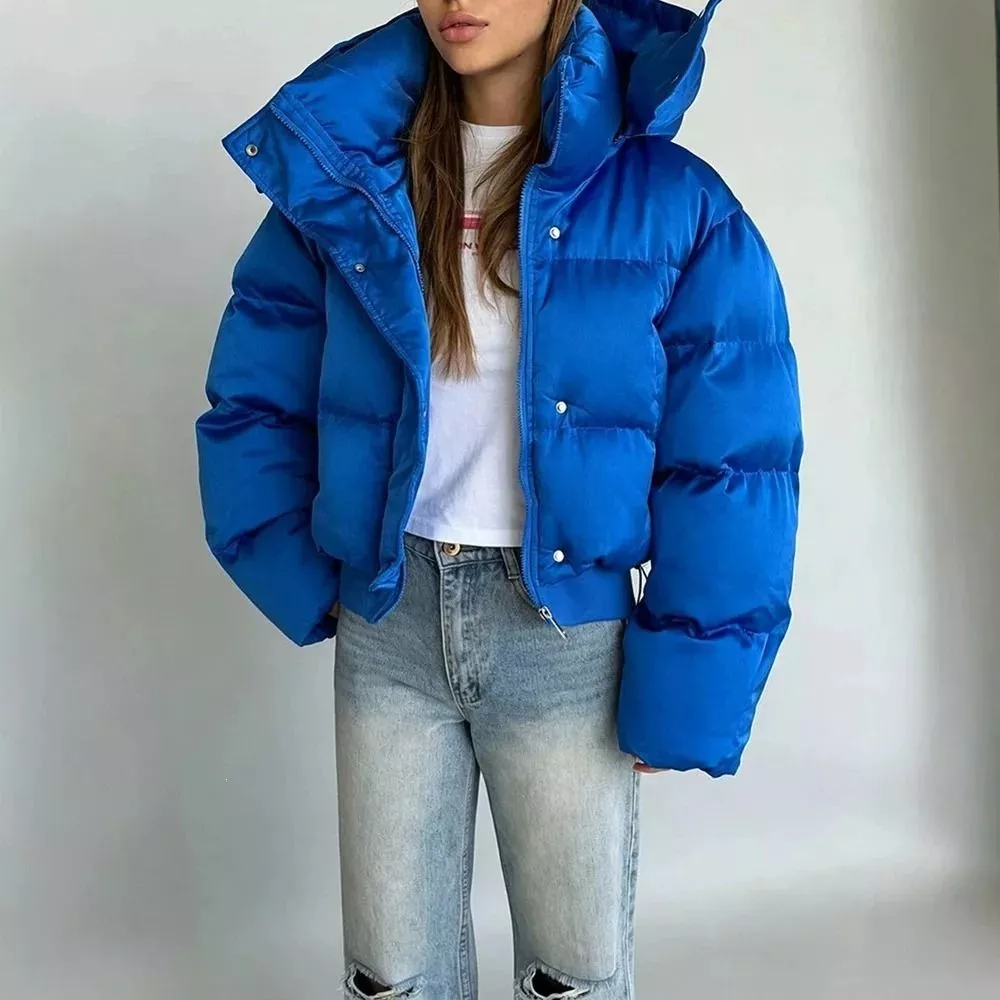 Donna che indossa piumino marrone corto e jeans