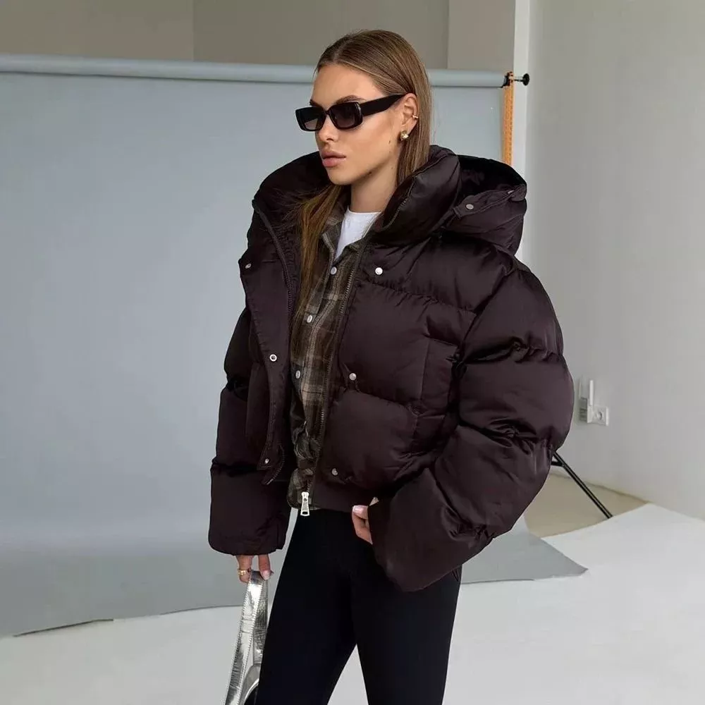 Donna con piumino blu elettrico con zip e bottoni chiusi