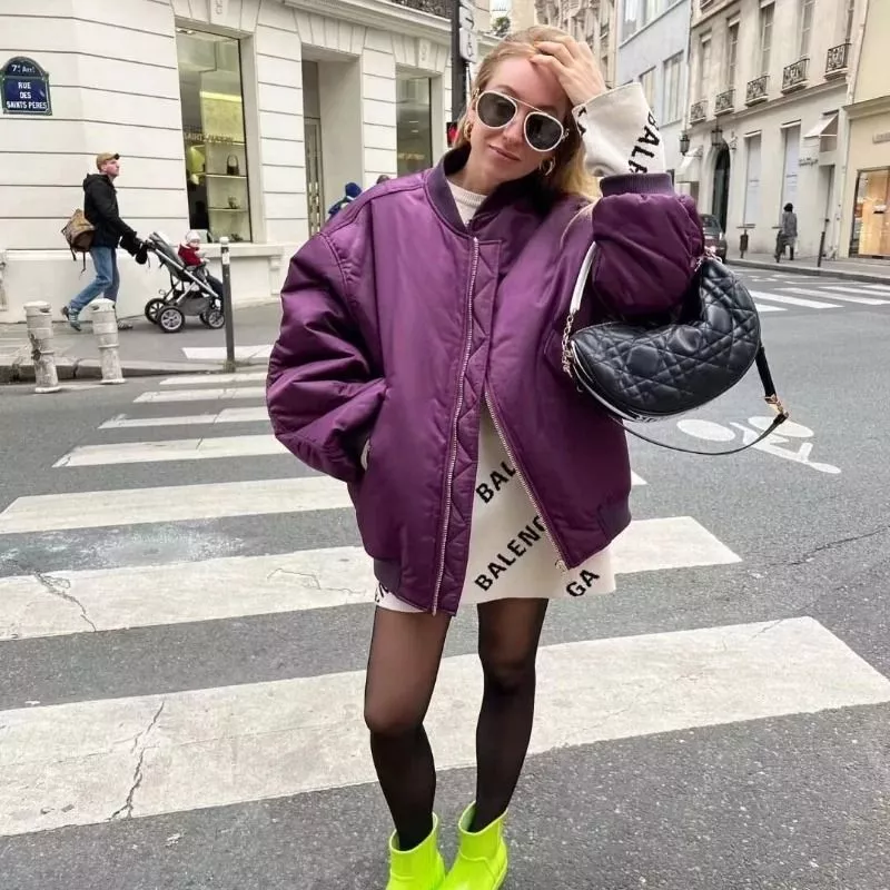 Piumino viola oversize su modella con abbigliamento casual