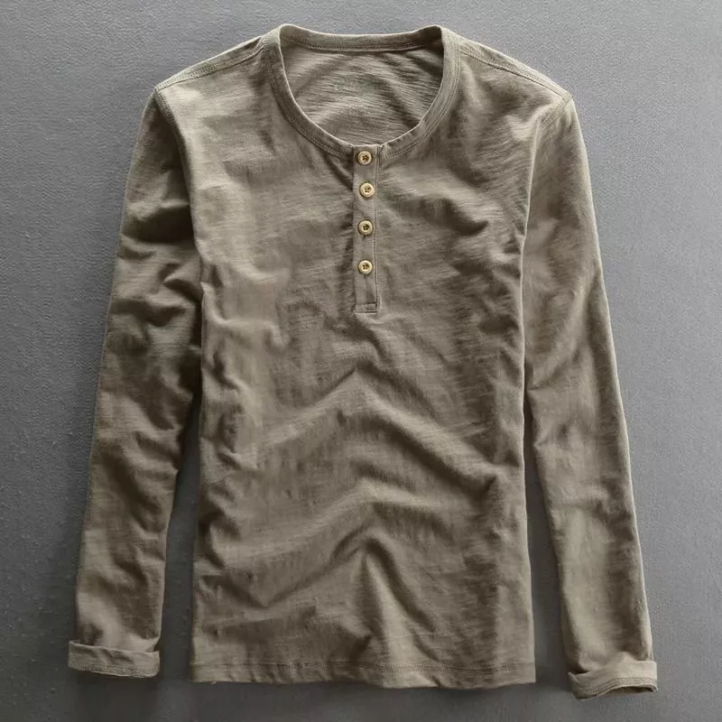 Maglia uomo manica lunga colore beige con bottoni in primo piano e collo tondo