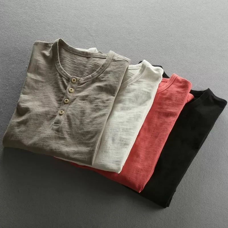 Quattro maglie uomo manica lunga nei colori beige, bianco, rosso e nero piegate e sovrapposte
