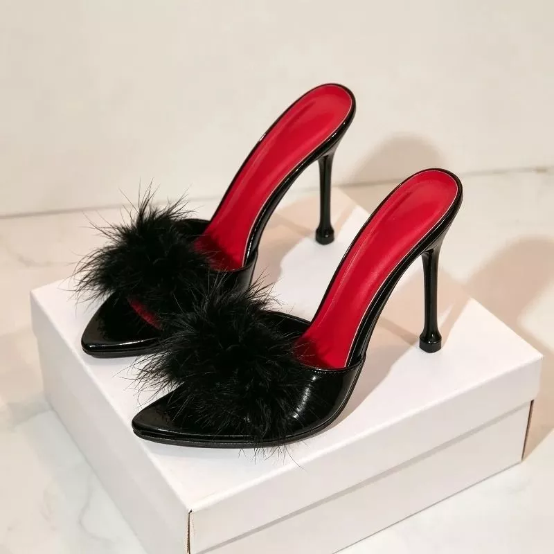 Sabot donna nero con piume su scatola bianca