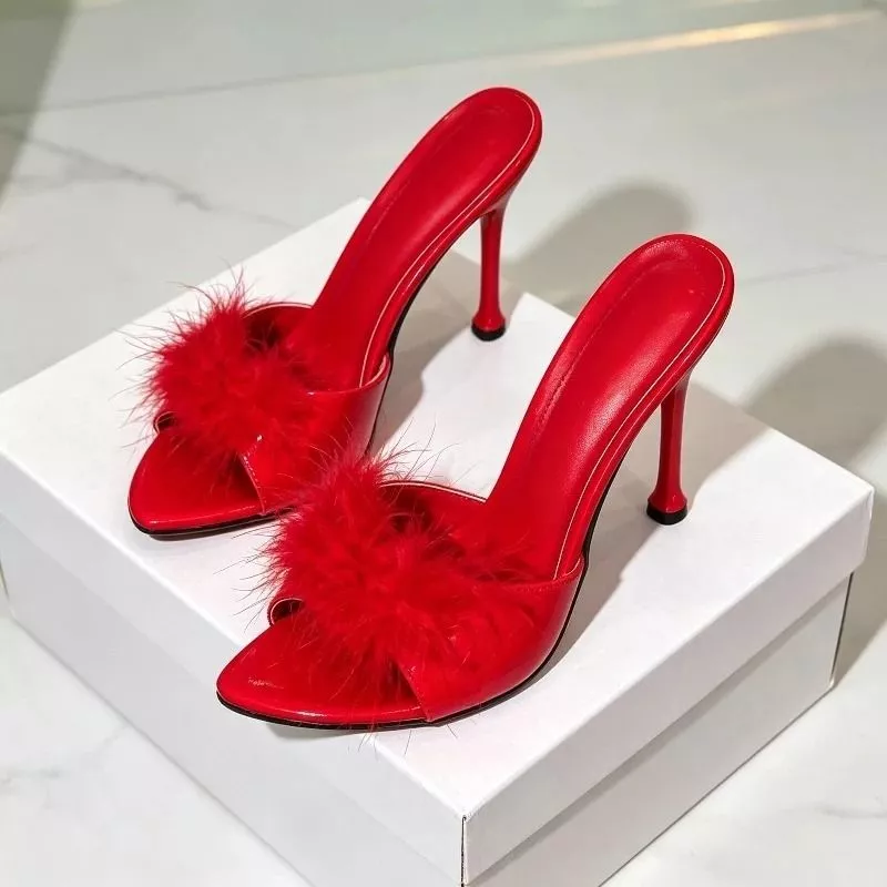 Sabot donna rosso con piume su scatola bianca