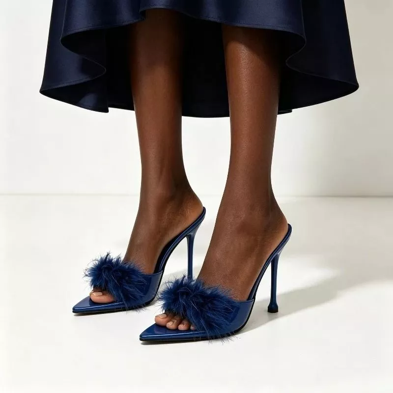 Sabot donna blu navy con piume indossati sotto vestito