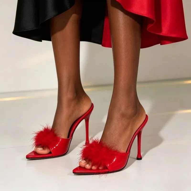 Sabot donna rosso con piume indossati