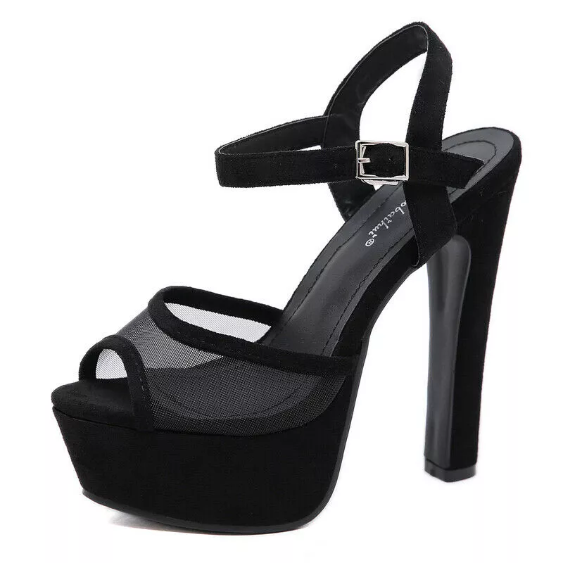 Dettaglio dei sandali donna neri con plateau alto, tacco 14,5 cm e cinturino trasparente