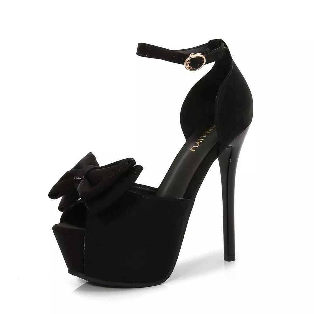 Sandalo donna nero con tacco alto e plateau, primissimo piano