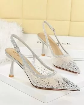 Sandali donna oro con tacco 8 cm e punta a stiletto dettagli brillanti su sfondo chiaro