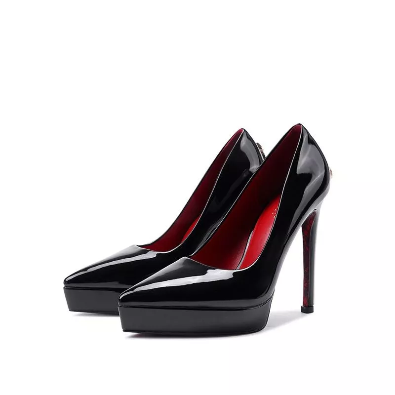 Scarpe donna decollete nere lucide con tacco alto e plateau vista laterale
