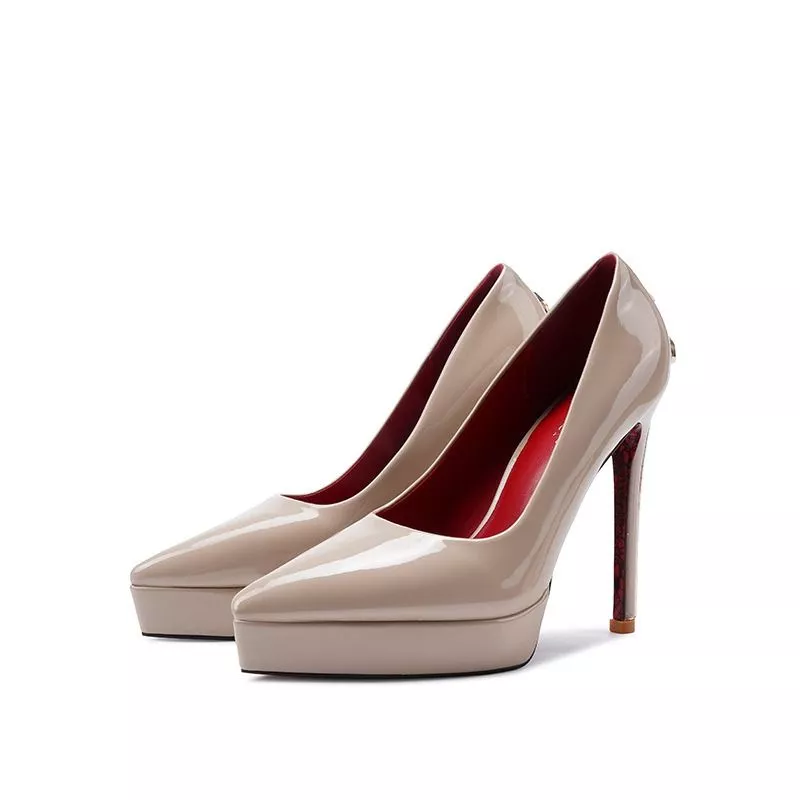 Dettaglio scarpe donna decollete beige lucide con tacco alto e plateau