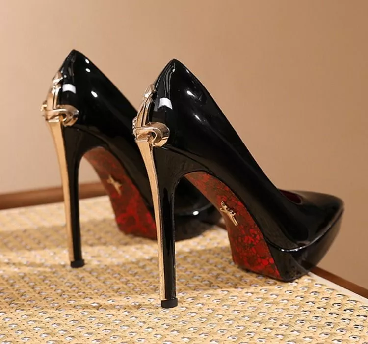 Dettaglio tacco alto e plateau scarpe donna decollete nere lucide