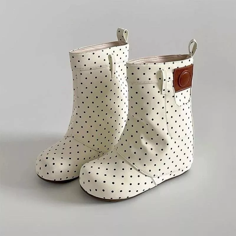Dettaglio scarponcini donna bianchi a pois con patch marrone