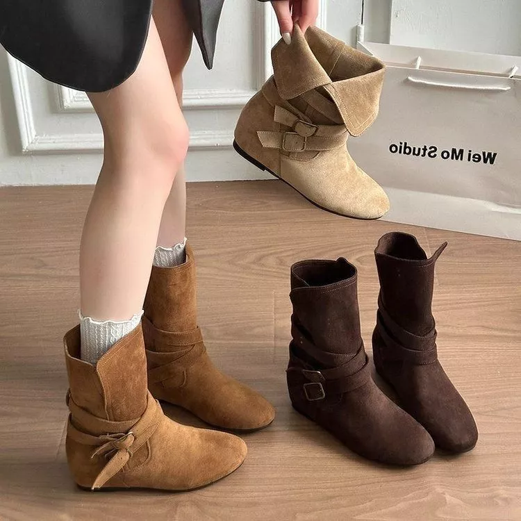 Modello di stivali donna in beige, marrone e cachi con cinturini regolabili e tacco basso