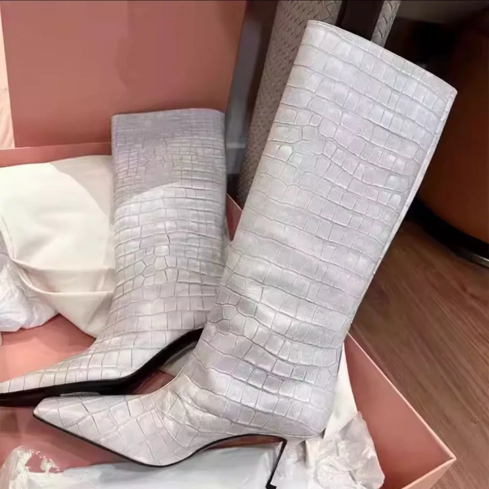 Coppia di stivali bianchi sotto al ginocchio in materiale sintetico con motivo coccodrillo all'interno di una scatola rosa