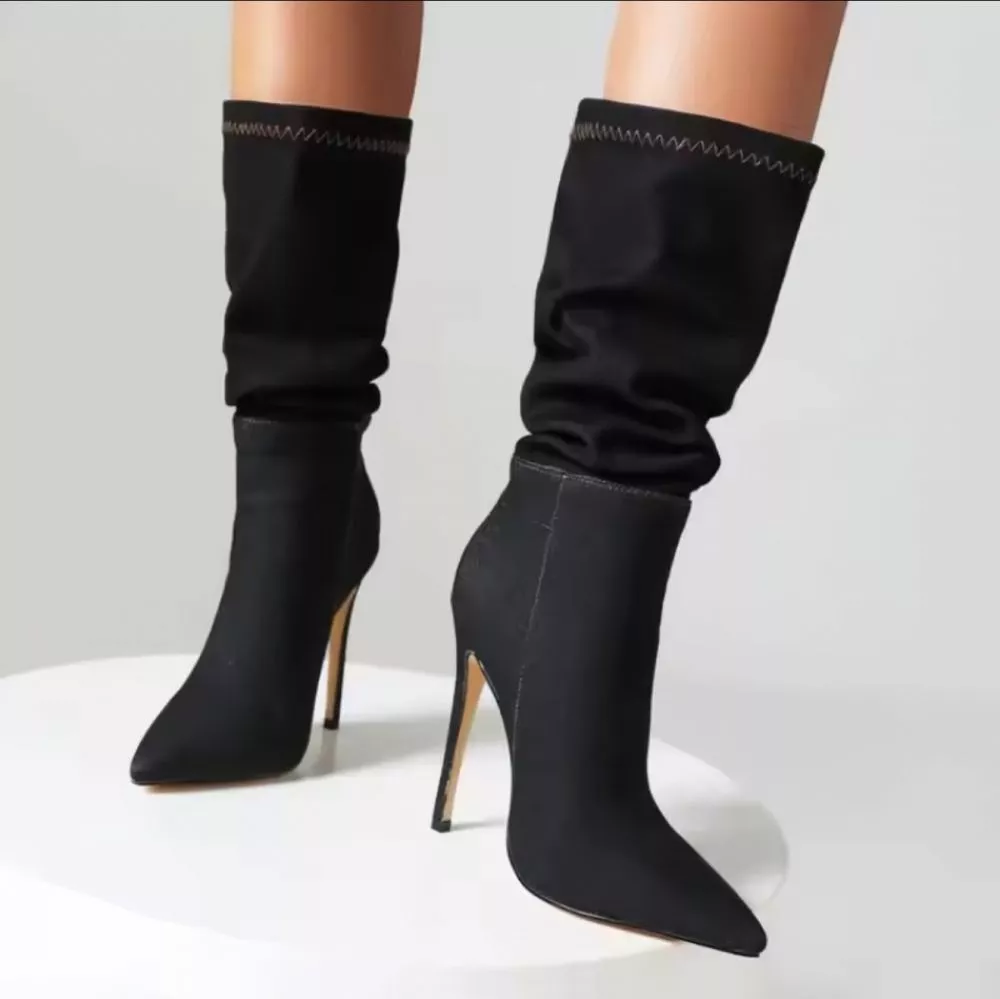 Stivali donna neri sopra al ginocchio con tacco alto e punta a stiletto