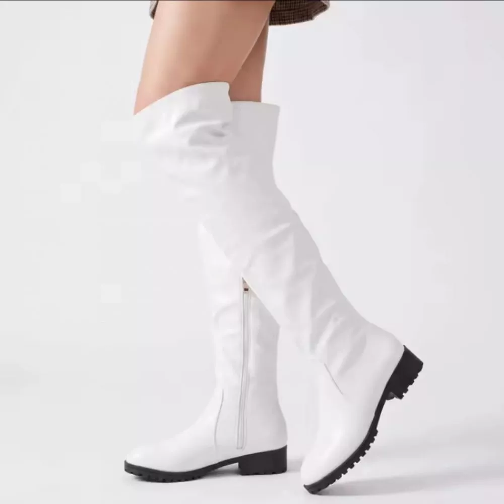 Stivali sopra il ginocchio bianchi in materiale sintetico con zip laterale.