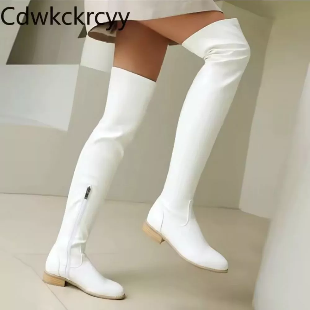 Stivali sopra il ginocchio bianchi da donna con zip laterale e tacco basso, vista laterale indossati