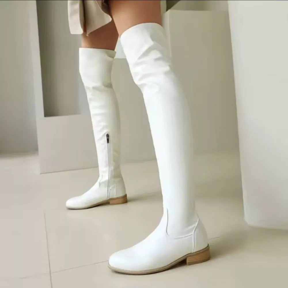 Stivali alti bianchi sopra il ginocchio con tacco basso e chiusura zip, vista frontale indossati
