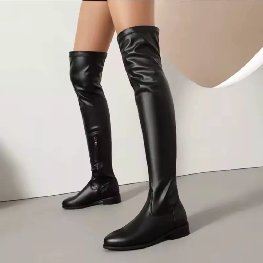 Stivali sopra il ginocchio neri da donna con zip laterale e tacco basso, vista laterale indossati