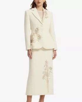 Modello indossa tailleur donna albicocca giacca con ricami floreali e gonna longuette